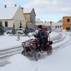 Úklid areálu shrnovací radlicí